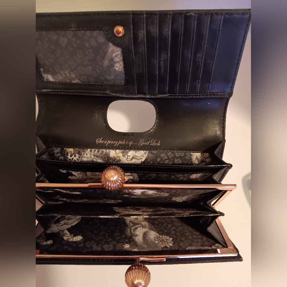 Preloved!! Ted baker patent leather wallet has flaws shown in photos - Picture 6 of 8